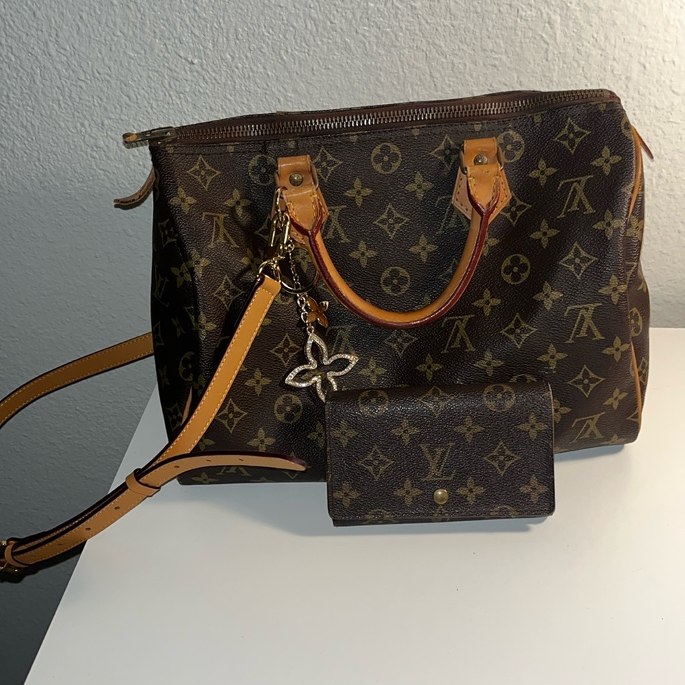 Authentic comes with certification paper Louis Vuitton bag comes with wallet